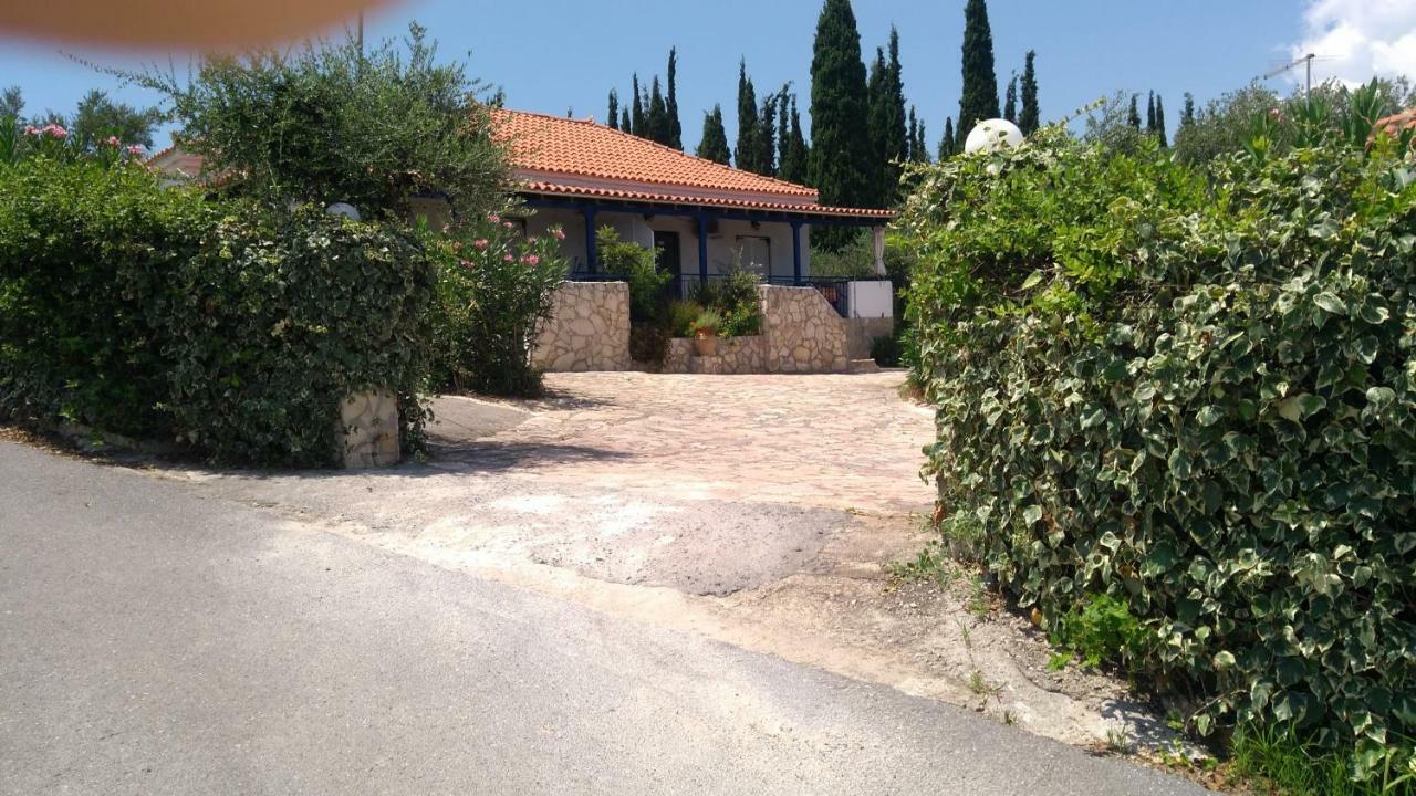Takis Haikos House Two Minutes Walk To The Beach Peroulia 보우네리아 외부 사진